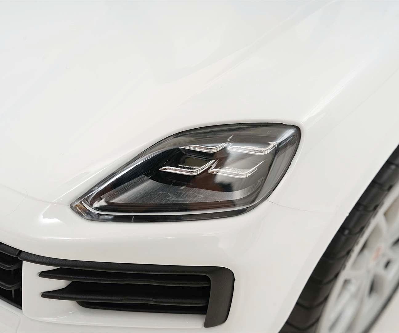 Potkuauto Porsche Cayenne S valkoinen 12–36 kk - Ride-ons - Lasten ajoneuvot